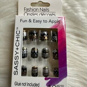 🩷5/$10🩷 Sassy+Chic Fashion Nails - Black and Gold